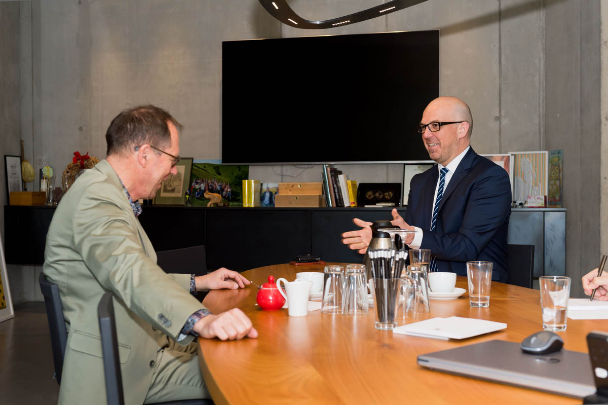 Anlässlich seines Besuchs in Baden-Württemberg traf sich Regierungschef Daniel Risch mit Thomas Fricker, Chefredakteur der Badischen Zeitung, zu einem Interview.(Quelle: Markus Herb)