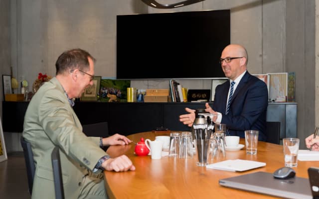 Anlässlich seines Besuchs in Baden-Württemberg traf sich Regierungschef Daniel Risch mit Thomas Fricker, Chefredakteur der Badischen Zeitung, zu einem Interview.(Quelle: Markus Herb)