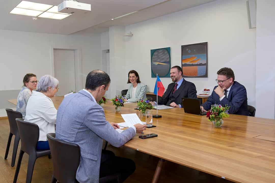 Die beiden Delegationen aus Bern und Liechtenstein im Austausch. (Quelle: Andreas von Gunten)