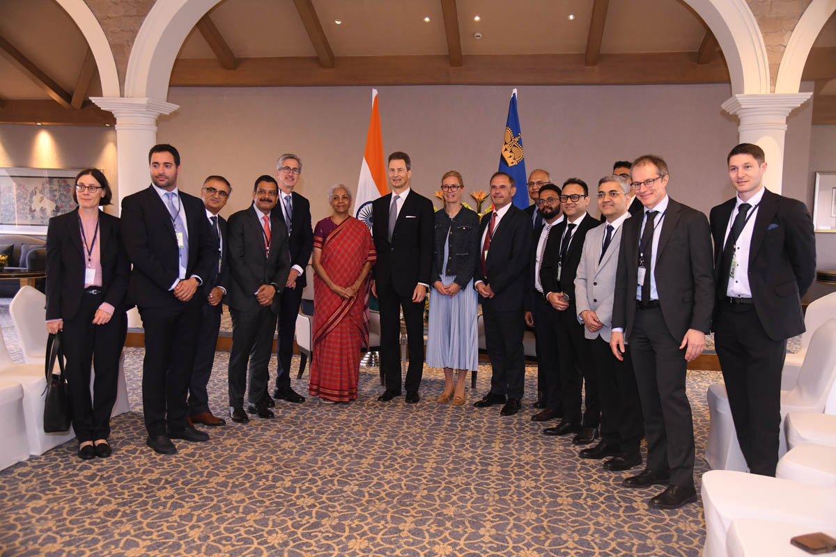 S.D. Erbprinz Alois von und zu Liechtenstein, Regierungschefin-Stellvertreterin Sabine Monauni und die Wirtschaftsdelegation aus Liechtenstein treffen in Indien Nirmala Sitharaman, die Finanzministerin sowie Ministerin für Unternehmensangelegenheiten. (Quelle: Adarsh Saini)