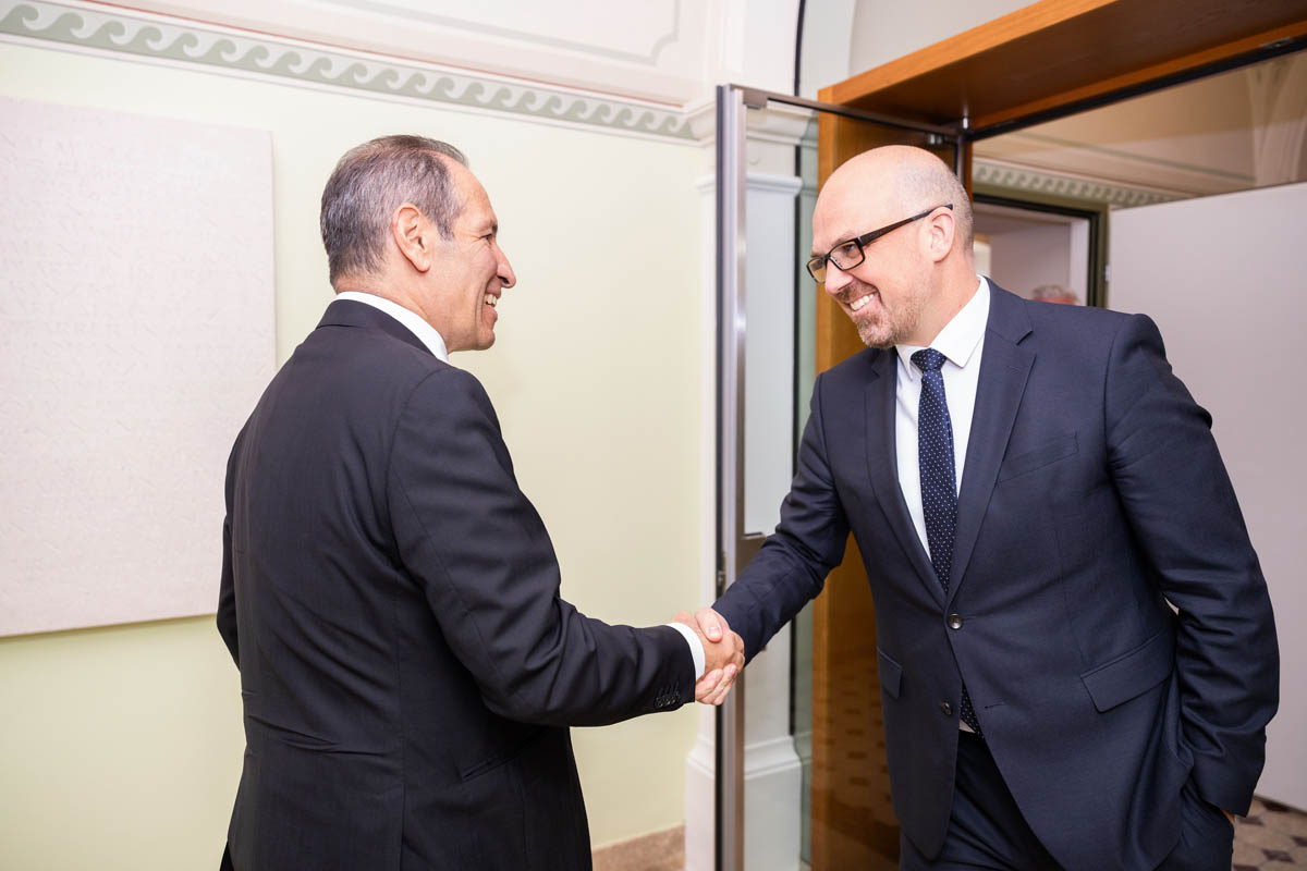 EU-Botschafter Petros Mavromichalis wird von Regierungschef Daniel Risch zu einem Arbeitsgespräch im Regierungsgebäude begrüsst.