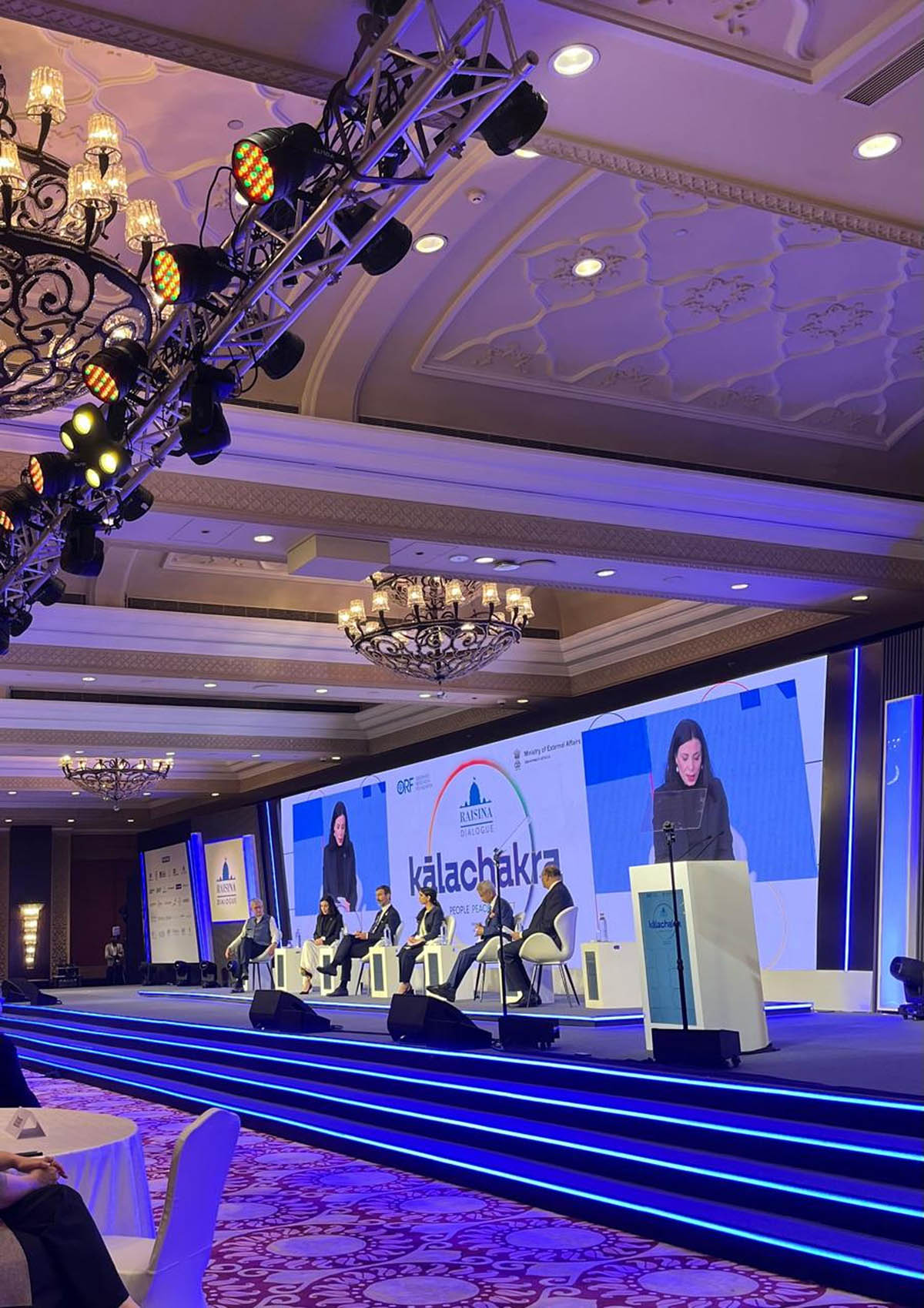 Aussenministerin Dominique Hasler an der Paneldiskussion zur Souveränität von Staaten am Raisina Dialogue 2025.