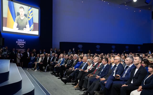Blick in die Runde der WEF-Teilnehmer bei der Ansprache des ukrainischen Präsidenten Wolodymyr Selenskyi