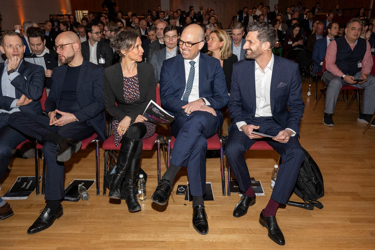 (v.l.) Gast, Martin Moeller, Director AI & Generative AI for Financial Services, EMEA, Microsoft, Pascale Bruderer, Gründerin und VRP Swiss Stablecoin, Regierungschef Daniel Risch, Andi Lüscher, Moderator