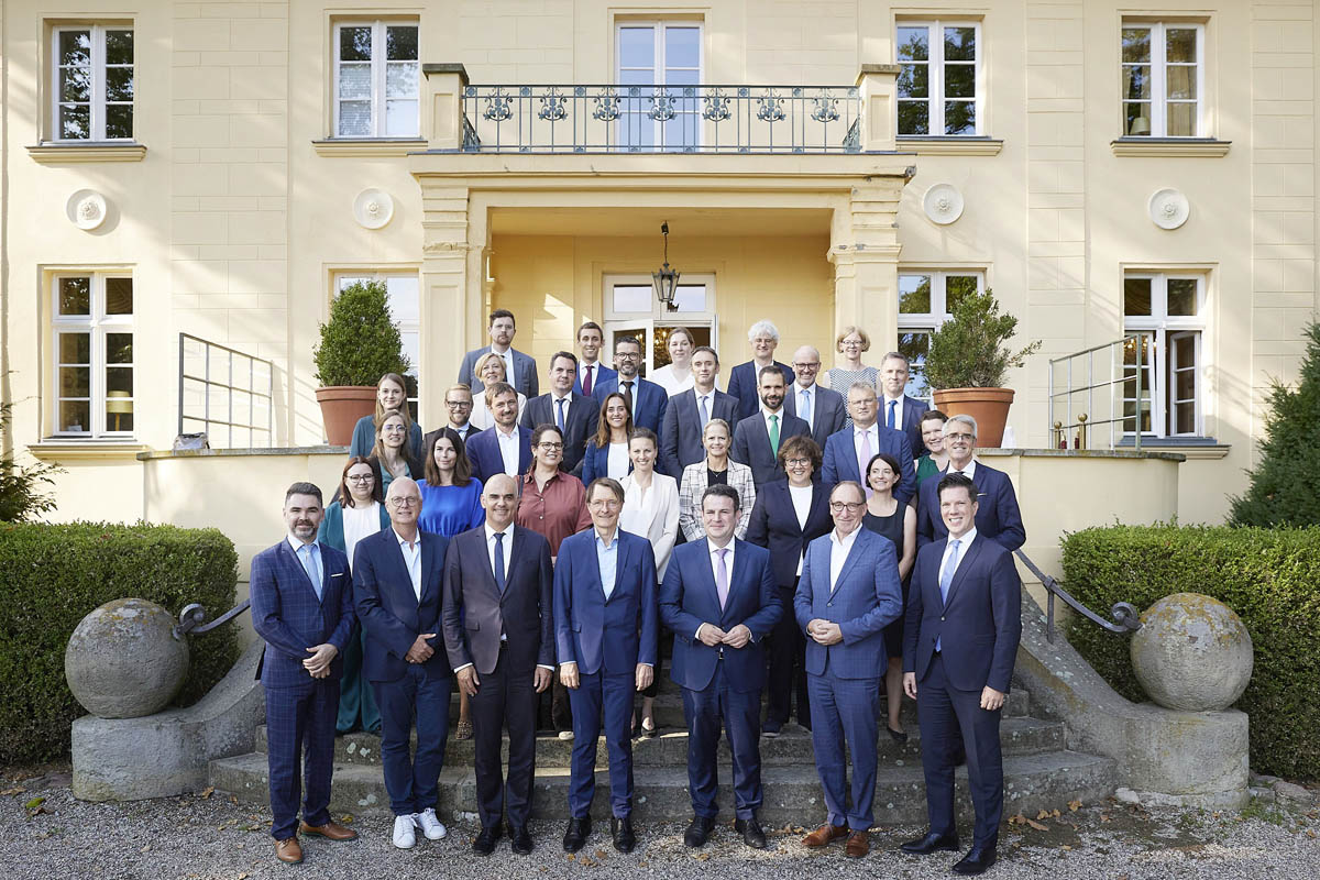 Gruppenfoto der teilnehmenden Delegationen beim Sozial- und Gesundheitsministertreffen auf Schloss Diedersdorf bei Berlin. (Quelle: Jan Pauls Fotografie)