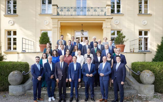 Gruppenfoto der teilnehmenden Delegationen beim Sozial- und Gesundheitsministertreffen auf Schloss Diedersdorf bei Berlin. (Quelle: Jan Pauls Fotografie)