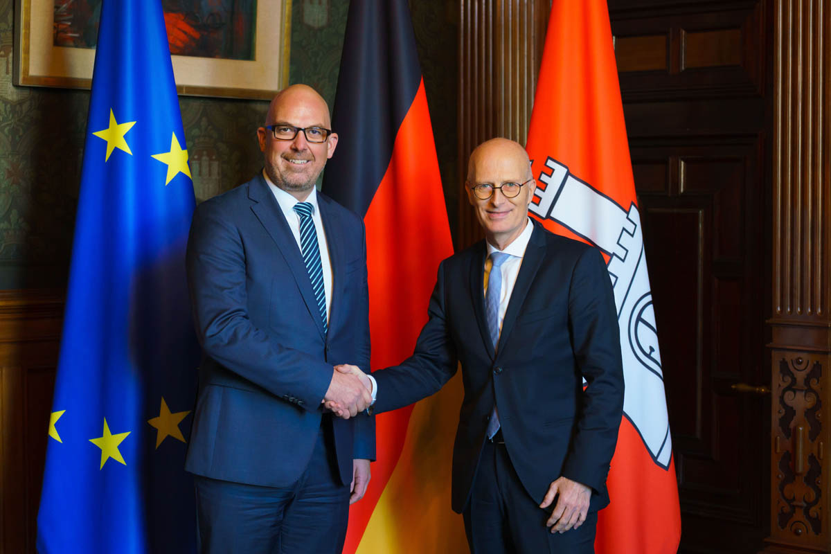 Regierungschef Daniel Risch wird von Peter Tschentscher, Bürgermeister der Freien und Hansestadt Hamburg, offiziell begrüsst. (Quelle: Senatskanzlei Hamburg)