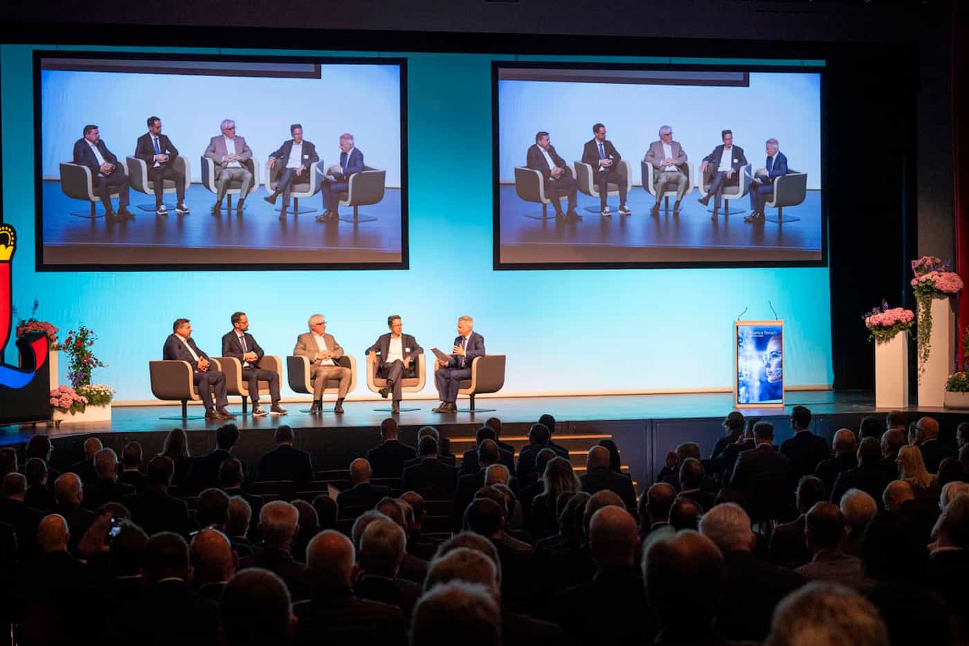 (v.l.) Fredy Wolfinger (Präsident Verein unabhängiger Vermögensverwalter), Stefan Wenaweser (Partner bei Marxer & Partner Rechtsanwälte), Urs Monstein (CEO VP Bank), Bruno Schranz (CEO LLB Fund Services), Reto Lipp (Moderator)