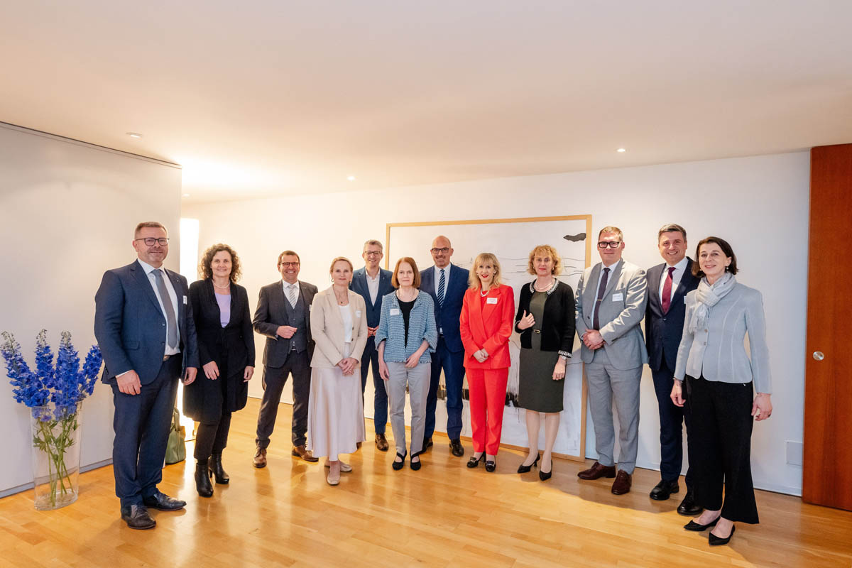 Liechtenstein-Empfang in der Botschaft Bern mit: Nationalrat Thomas Rechsteiner, Nationalrätin Barbara Schaffner, Nationalrat Matthias Jauslin, Nationalrätin Nicole Barandun, Ständerat Benjamin Mühlemann, Nationalrätin Claudia Friedl, Regierungschef Daniel Risch, Nationalrätin Priska Seiler Graf, Regierungsrätin Graziella Marok-Wachter, Nationalrat David Zuberbühler, Ständerat Mathias Zopfi und Botschafterin Doris Frick.