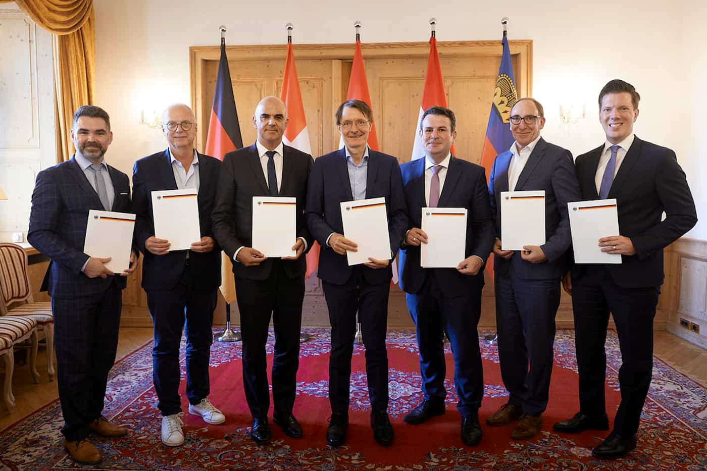 Die Sozial- und Gesundheitsminister: Abilio Fernandes (Luxemburg), Jean-Claude Schmit (Luxemburg), Alain Berset (Schweiz), Karl Lauterbach (Deutschland), Hubertus Heil (Deutschland), Johannes Rauch (Österreich) und Manuel Frick (Liechtenstein). (Quelle: Jan Pauls Fotografie)