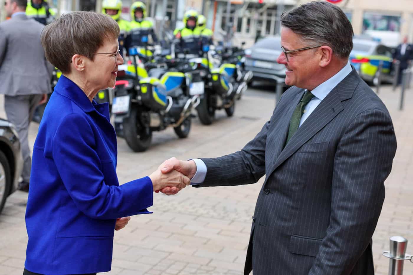 Regierungschefin Brigitte Haas wird vom Hessischen Ministerpräsidenten Boris Rhein begrüsst. (Quelle: Hessische Staatskanzlei)