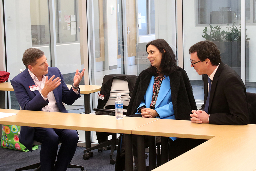 Rick Stamper, Provost and Vice President of Academic Affairs, Professor of Mechanical Engineering and Engineering Management, Regierungsrätin Dominique Hasler und Botschafter Georg Sparber im Gespräch. (Quelle: Mic Orman)
