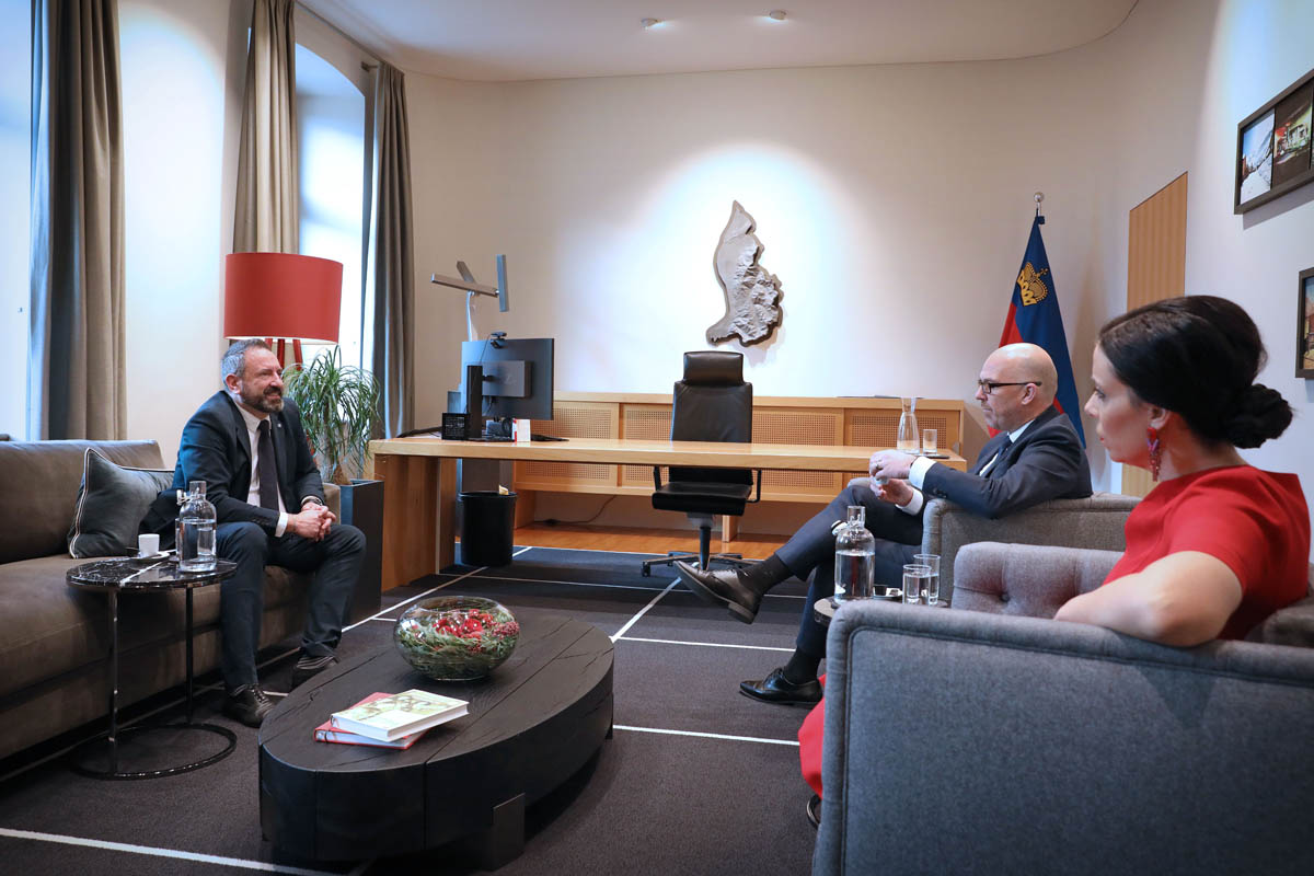 Aussenminister Luca Beccari mit Regierungschef Daniel Risch und Regierungsrätin Dominique Hasler beim Sechs-Augen-Gespräch.
