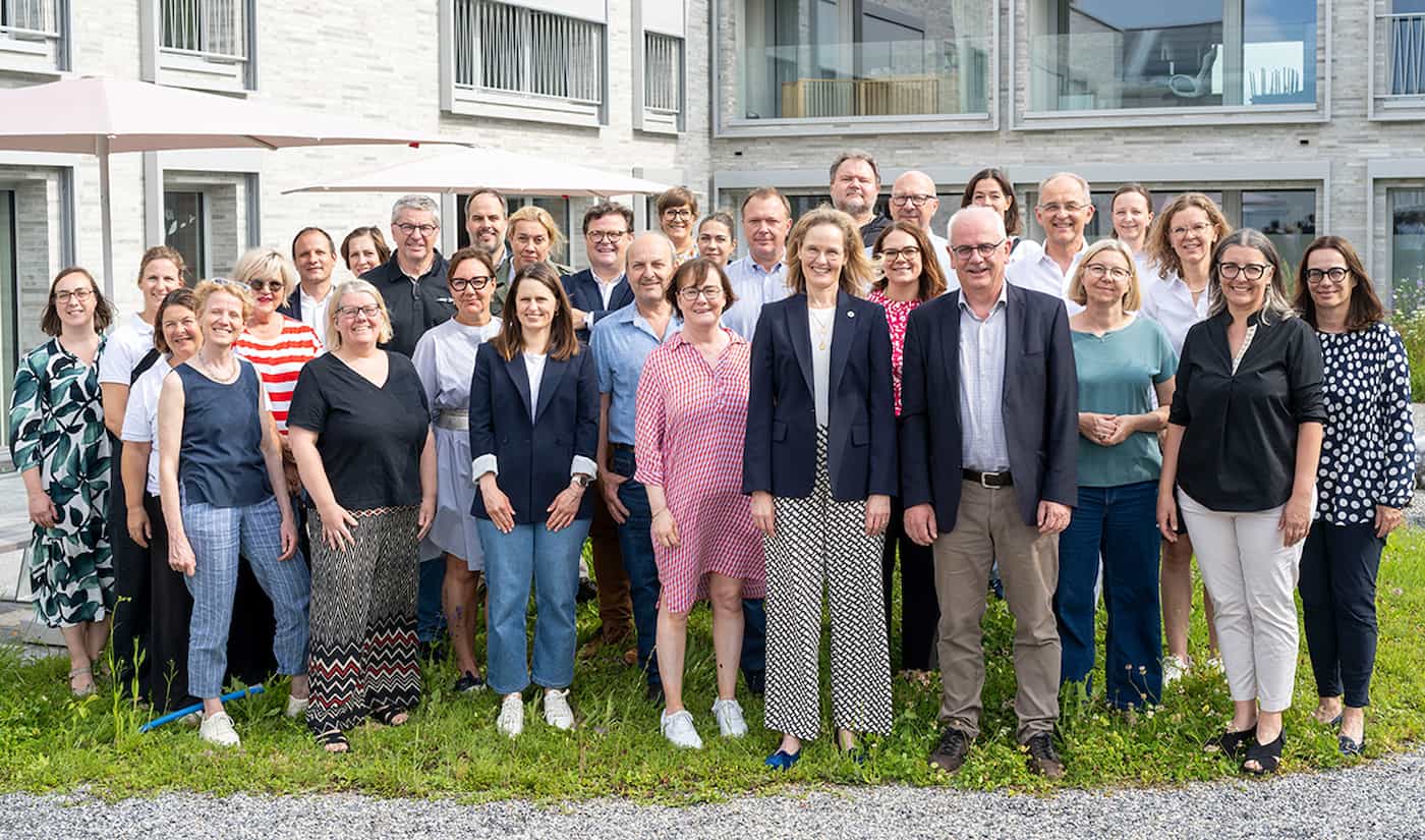 I.K.H. Erbprinzessin Sophie, Präsidentin des Liechtensteinischen Roten Kreuzes, mit Gemeindevorsteher Daniel Hilti, Mitgliedern des Gemeinderates, dem Vorstand des LRK sowie Vertreterinnen und Vertretern der 14 Organisationen im Haus der Familien.