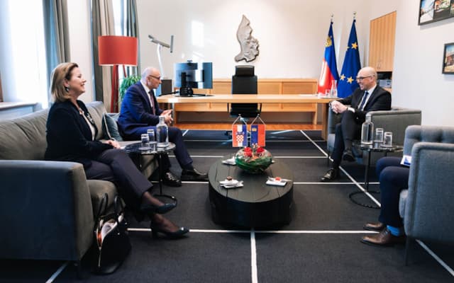Botschafterin Andrea Bekić und Aussenminister Gordan Grlić Radman im Gespräch mit Regierungschef Daniel Risch.