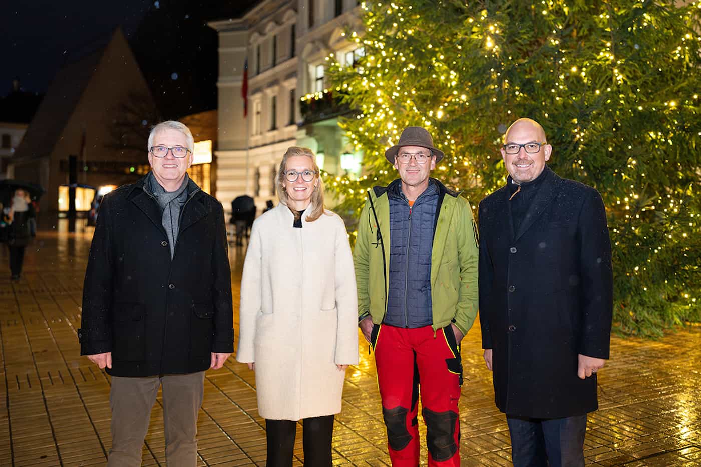 Übergabe des Weihnachtsbaumes 2023: Dietmar Lampert (Vorsteher Gemeinde Schellenberg), Regierungschef-Stellvertreterin Sabine Monauni, Siegfried Kofler (Gemeindeförster Schellenberg) und Regierungschef Daniel Risch.
