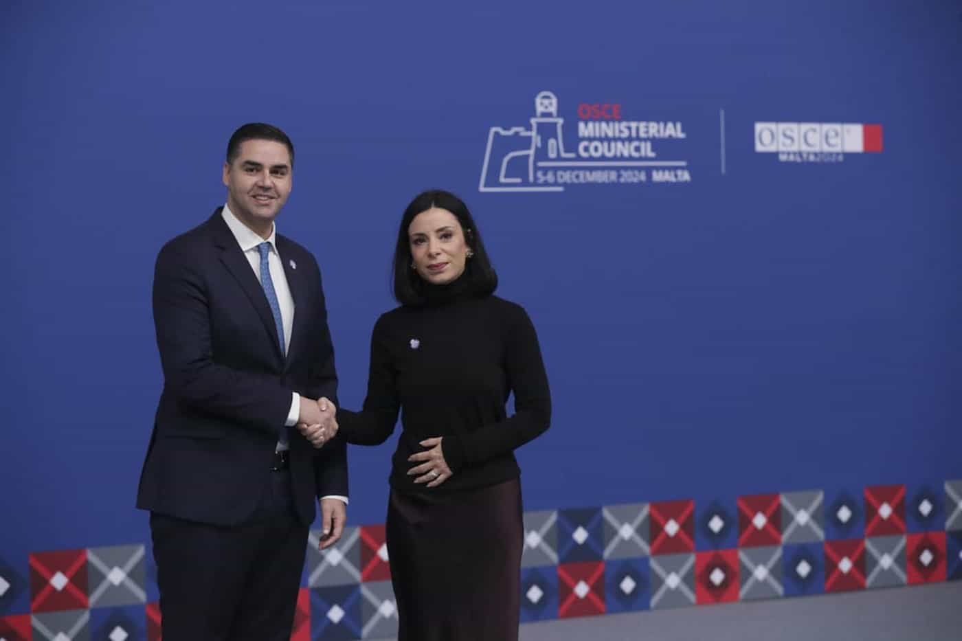 Ian Borg, Aussenminister von Malta, begrüsst Regierungsrätin Dominique Hasler zum 31. Ministerrat der Organisation für Sicherheit und Zusammenarbeit in Europa (OSZE) in Malta. (Quelle: OSCE)
