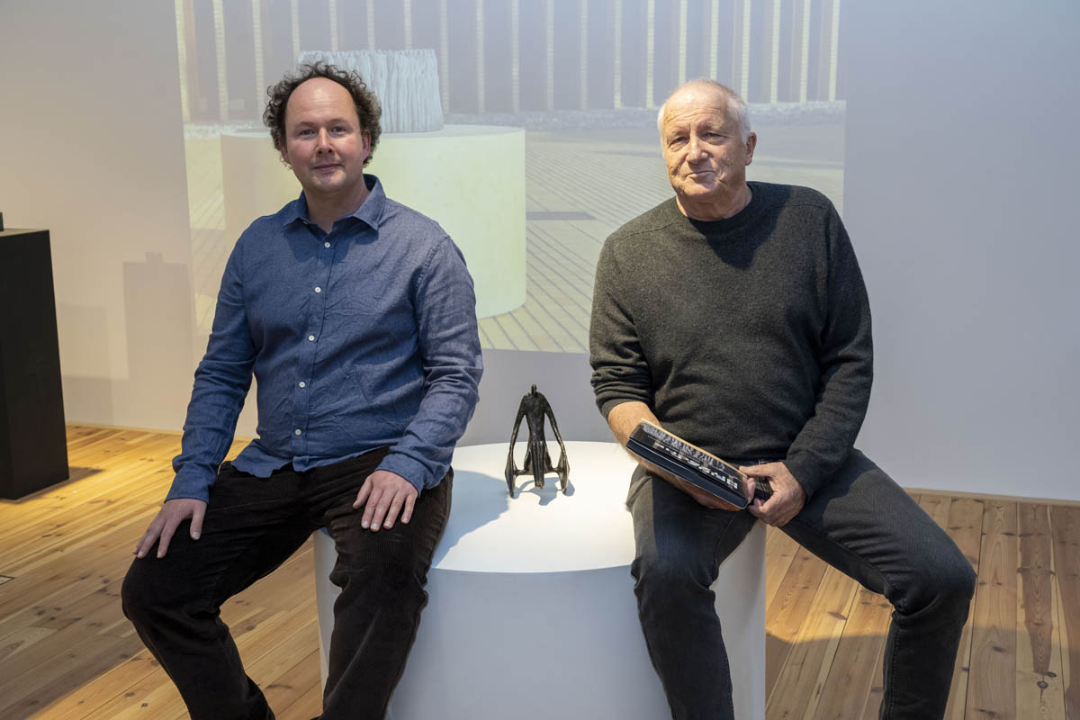 Toni Büchel, Leiter Geschichte und Kultur der Gemeinde Schaan und der Künstler Heinz P. Nitzsche