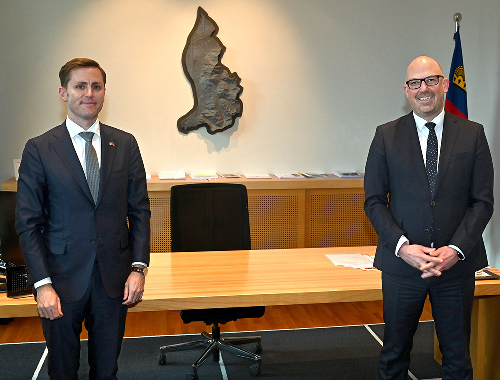 S.E. Scott Miller, Botschafter der Vereinigten Staaten von Amerika wurde von Regierungschef Daniel Risch zum Höflichkeitsbesuch im Regierungsgebäude empfangen