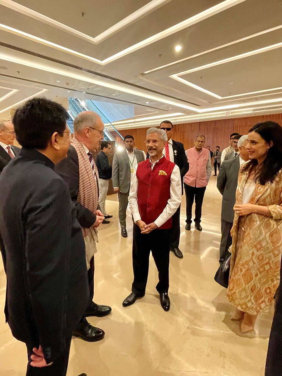 Aussenministerin Dominique Hasler und Bundesrat Guy Parmelin zusammen mit dem indischen Aussenminister Subrahmanyan Jaishankar, der als Ehrerweisung der Unterzeichnungszeremonie ebenfalls beiwohnte.