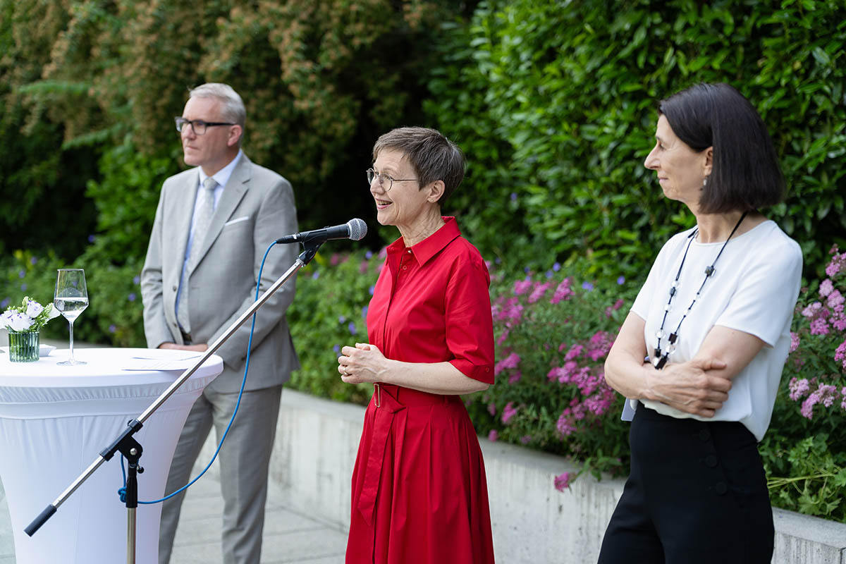 Regierungsrat Daniel Oehry, Regierungschefin Brigitte Haas und Botschafterin Doris Frick bei der Begrüssung zum Liechtenstein Empfang in der Botschaft Bern. (Quelle: IKR/Yannick Zurflüh)