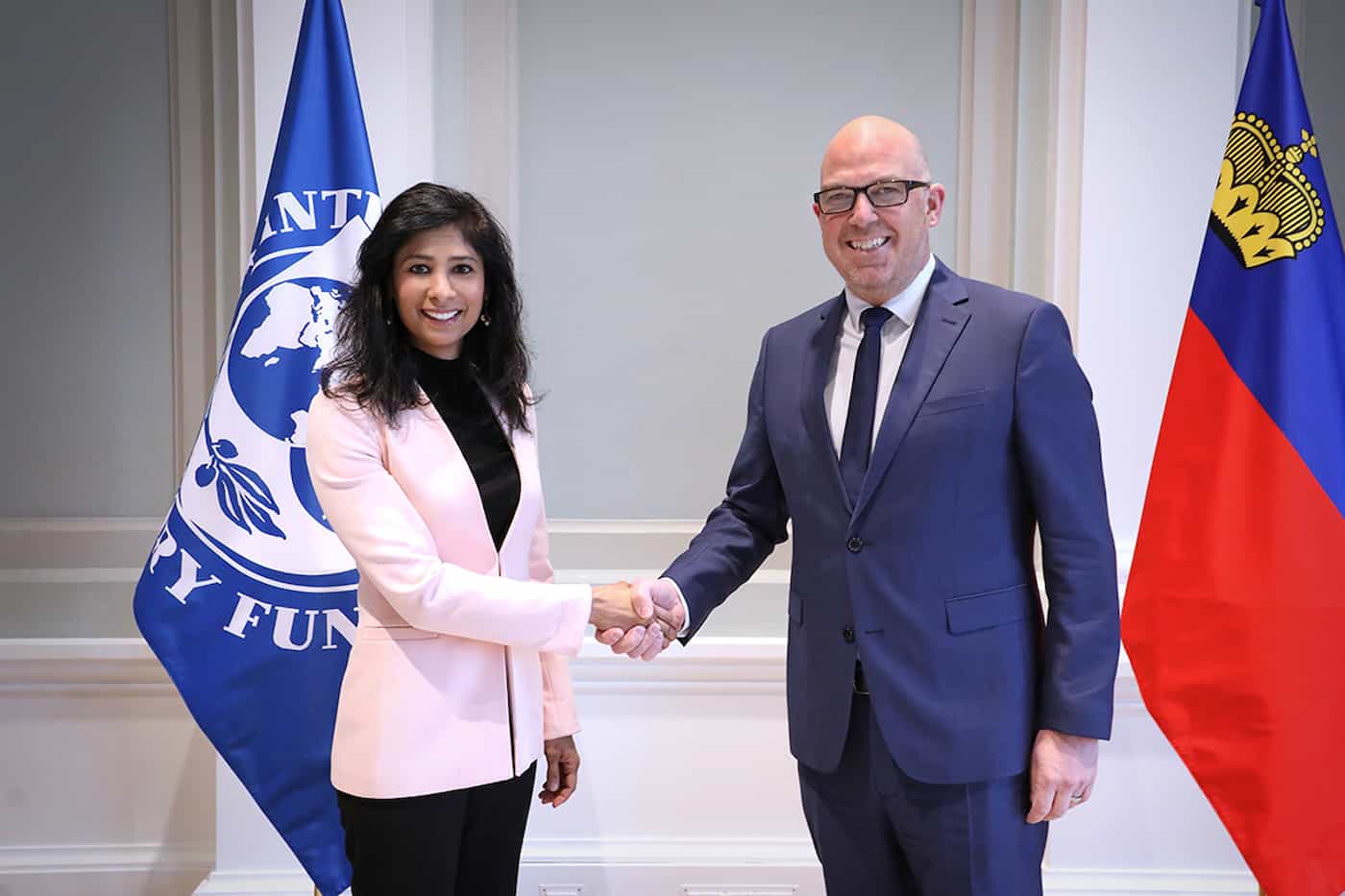 Gita Gopinath, die erste stellvertretende geschäftsführende Direktorin des Internationalen Währungsfonds (IWF) wurde von Regierungschef Daniel Risch im Regierungsgebäude begrüsst. 