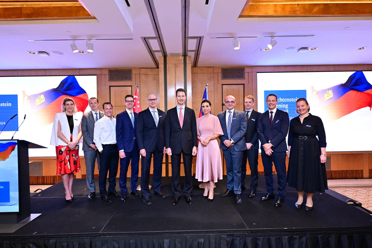 Die liechtensteinische Delegation, angeführt von S.D. Erbprinz Alois von und zu Liechtenstein und Regierungsrätin Dominique Hasler, zusammen mit Liechtensteinern in Singapur. (Copyright: LGT Singapore)