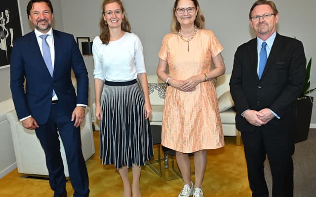 Frank J. Büchel, Regierungschef-Stellvertreterin Sabine Monauni, Bente Angell-Hansen und Högni Kristjánsson