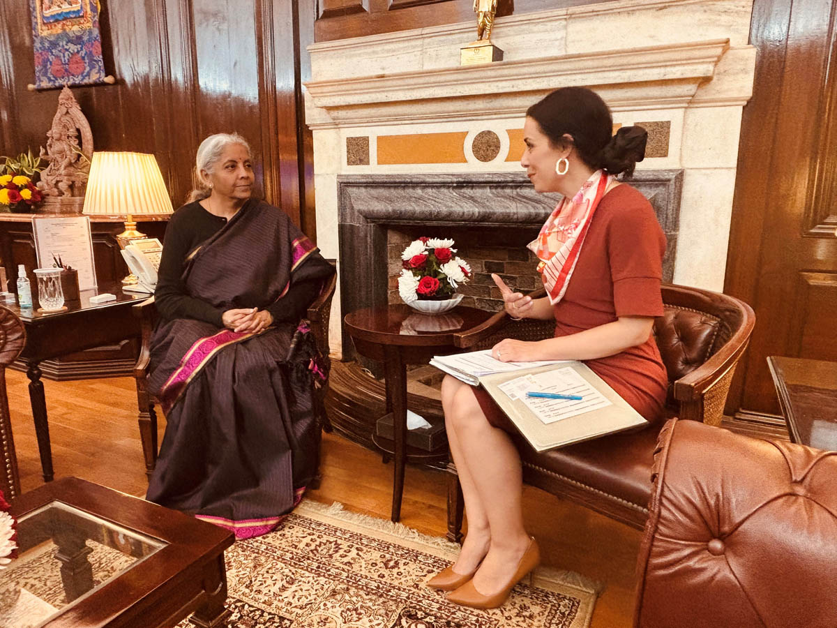 Die indische Finanzministerin Nirmala Sitharaman und Regierungsrätin Dominique Hasler im Gespräch über ein Doppelbesteuerungsabkommen zwischen Indien und Liechtenstein.