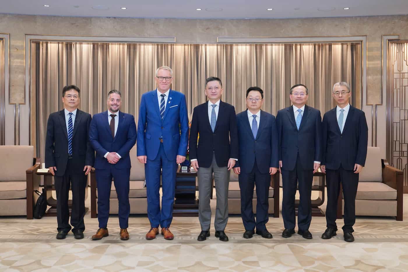 Treffen mit dem Vizebürgermeister von Shanghai He Qing. (Quelle: nidengjie)