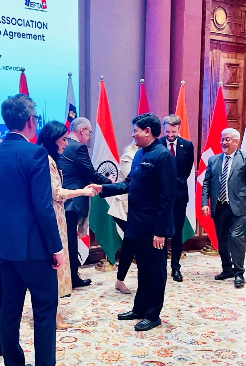 Aussenministerin Dominique Hasler und der indische Handelsminister Piyush Goyal freuen sich über die Vertiefung der wirtschaftlichen Beziehungen zwischen Indien und Liechtenstein.