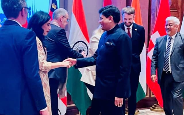 Aussenministerin Dominique Hasler und der indische Handelsminister Piyush Goyal freuen sich über die Vertiefung der wirtschaftlichen Beziehungen zwischen Indien und Liechtenstein.