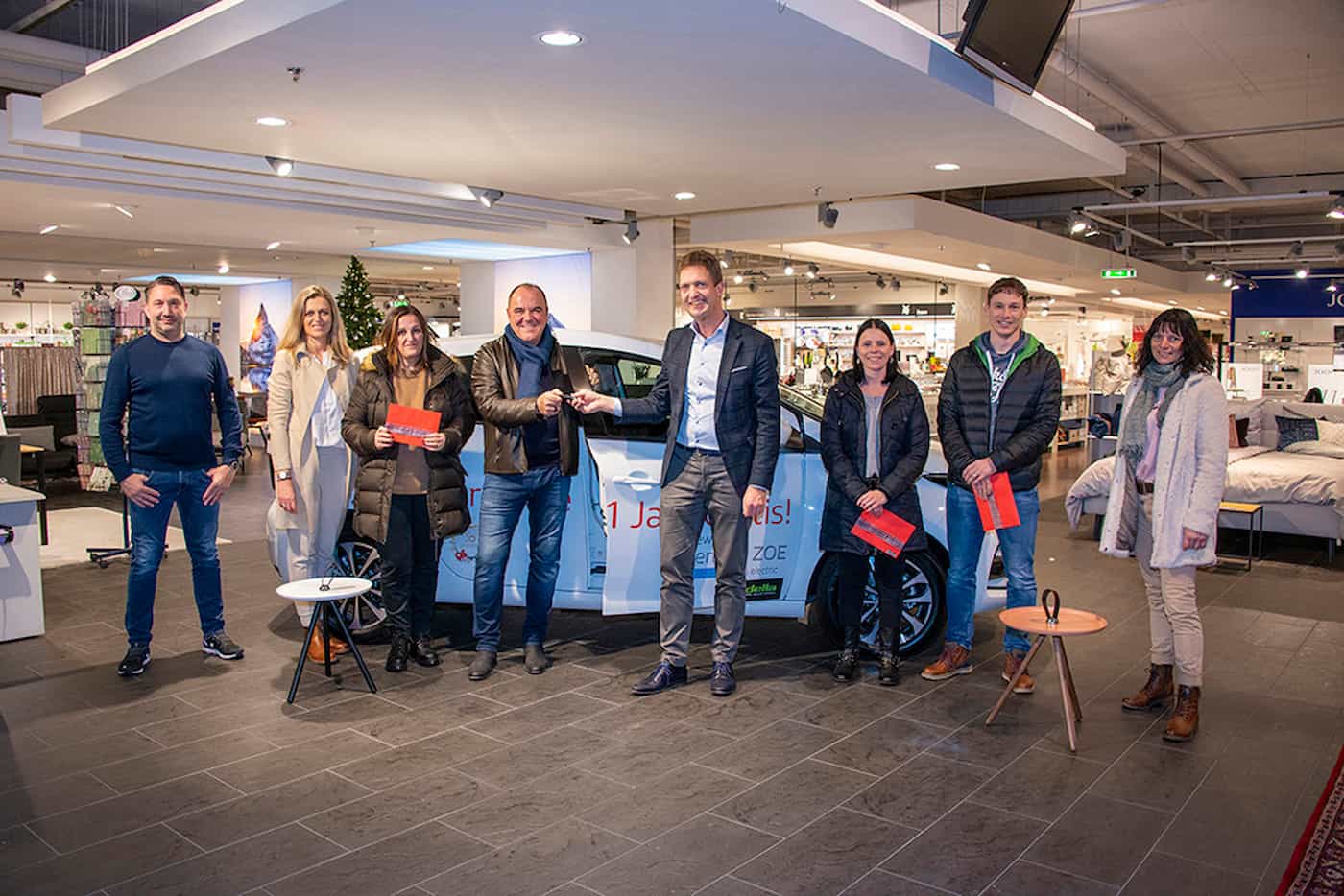 (v.l.) Michele Laghi, Geschäftsleitung Mühleholz Garage AG, Branka Lippuner, Katerina Panavas, Bruno Schlittler (1. Preis), Willi Gebelein, Geschäftsleitung Delta Möbel AG, Antje Matt-Marxer, Claudio Reichmuth, Sandra Rüdin