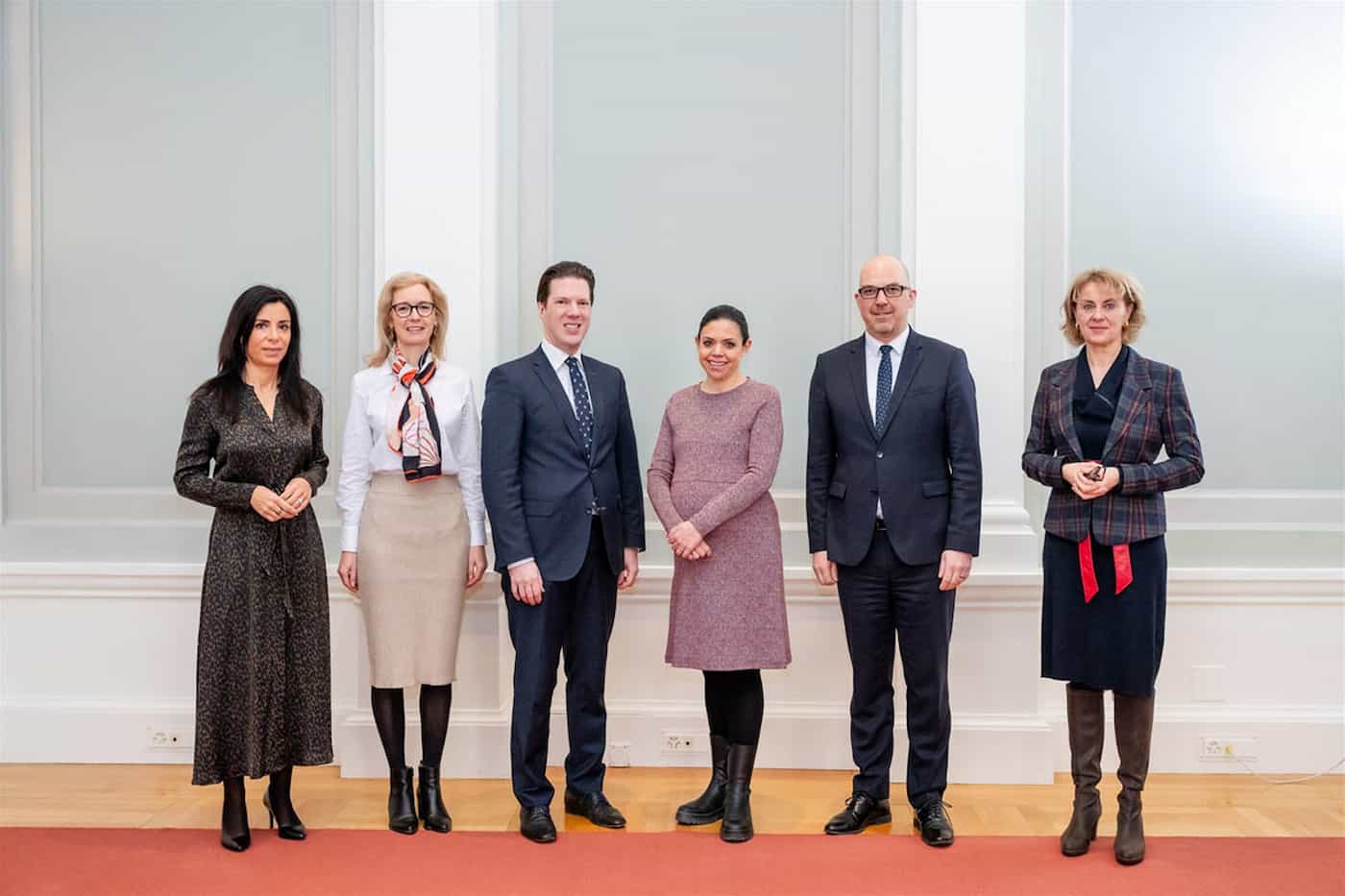 Die Regierungsmitglieder mit der vereidigten Regierungsrat-Stellvertreterin: Dominique Hasler, Sabine Monauni, Manuel Frick, Judith Hoop, Daniel Risch und Graziella Marok-Wachter.