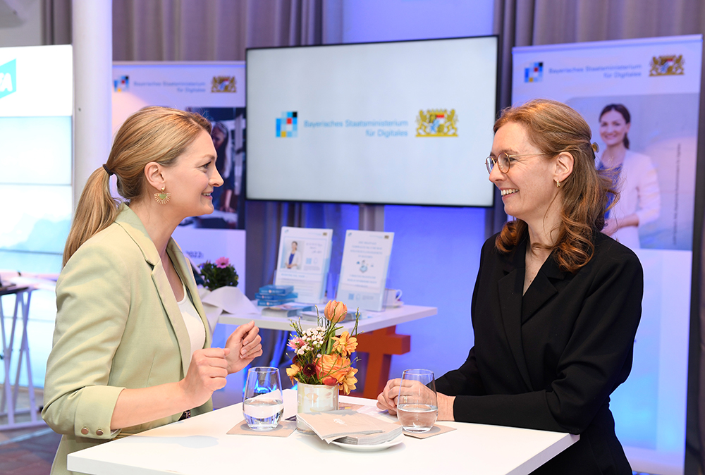 Regierungschef-Stellvertreterin Sabine Monauni im Gespräch mit Judith Gerlach, Bayrische Staatsministerin für Digitales