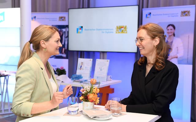 Regierungschef-Stellvertreterin Sabine Monauni im Gespräch mit Judith Gerlach, Bayrische Staatsministerin für Digitales