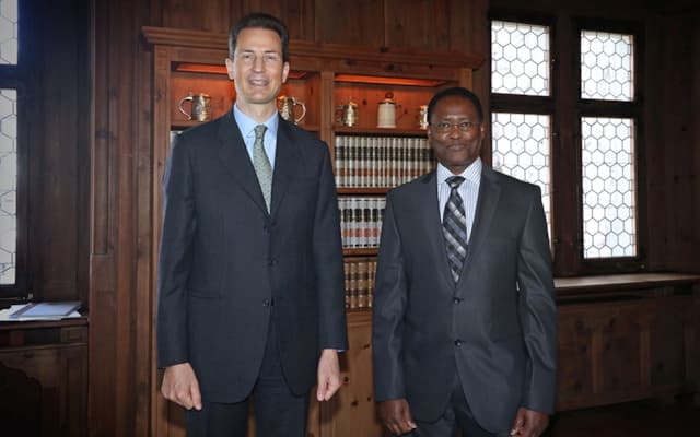 S.D. Erbprinz Alois von und zu Liechtenstein und S.E. Andrew Maina Kihurani, Botschafter der Republik Kenia