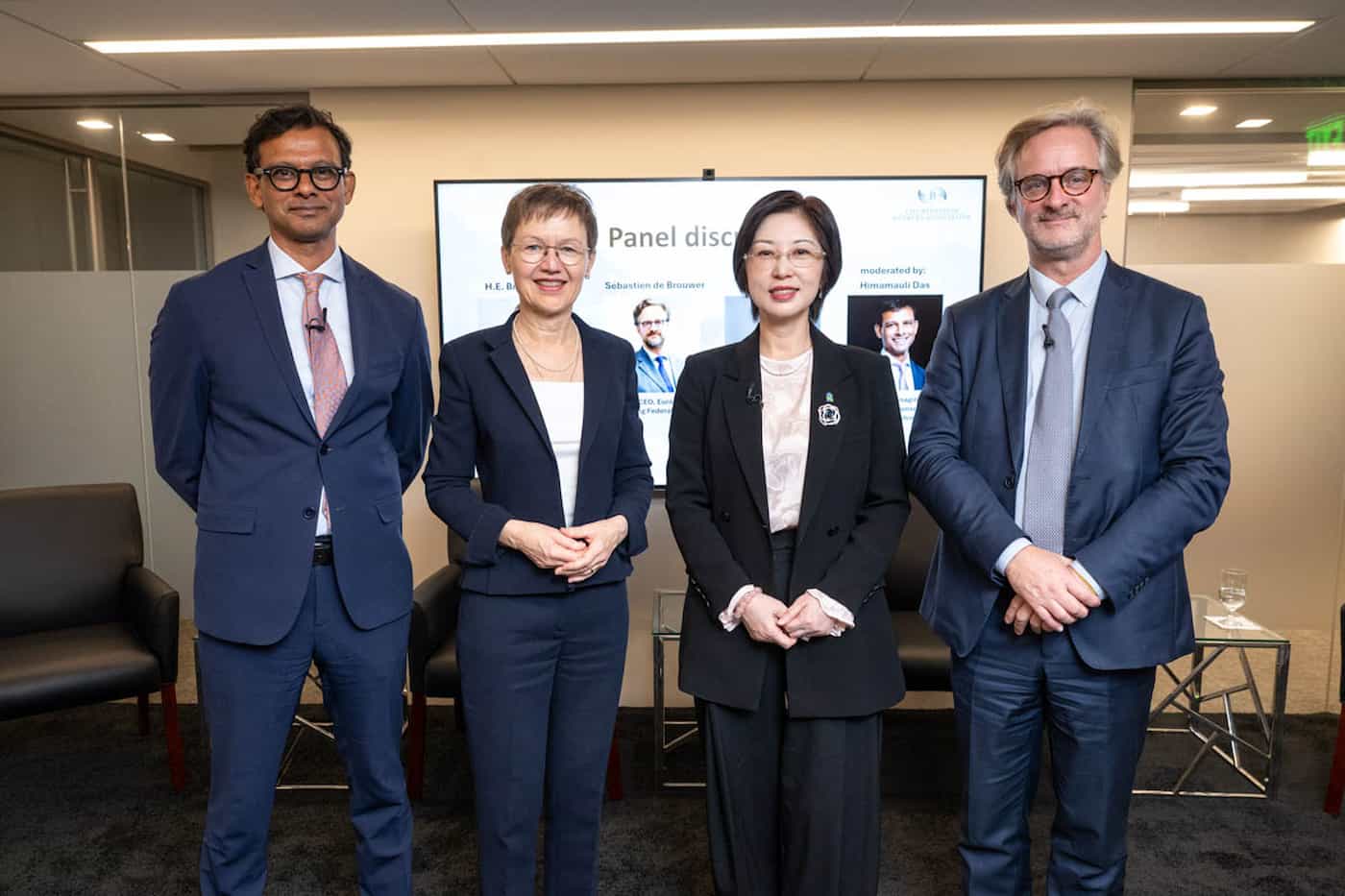 Moderator Himamauli Das; Regierungschefin Brigitte Haas; Jerry Zhang, Global Co-Head Financial Institutions Coverage, Standard Chartered Bank und Sebastien de Brouwer, Stv. CEO des Europäischen Bankenverbands.