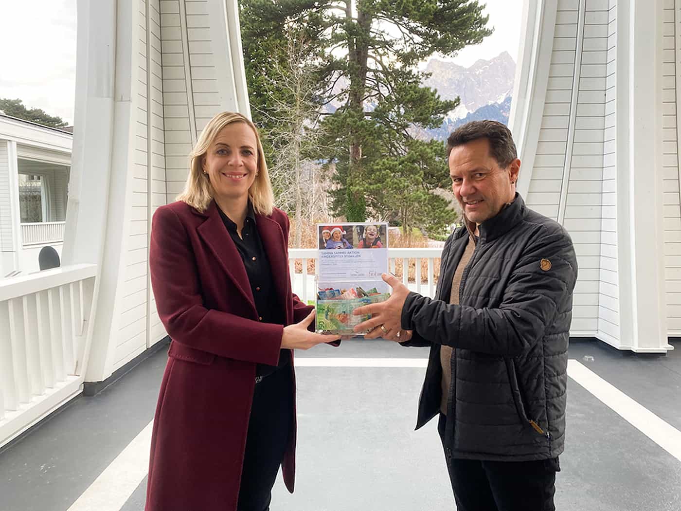 Annette Fink, Geschäftsführerin der Tamina Therme, übergibt das Spendenkässeli der Weihnachtssammlung an Franz Elmer, Geschäftsführer der Stiftung Joël Kinderspitex. Foto: © Tamina Therme