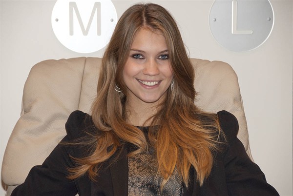 Miss Schweiz 2010 Kerstin Cook  bei Delta Möbel in Haag