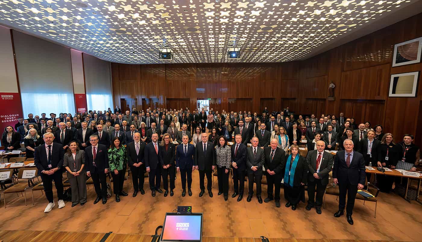 Die Teilnehmerinnen und Teilnehmer der OSZE-Konferenz «Bekämpfung von Antisemitismus: Bewältigung der Herausforderungen von Intoleranz und Diskriminierung» in St. Gallen. (Quelle: EDA/Neal Schuler)