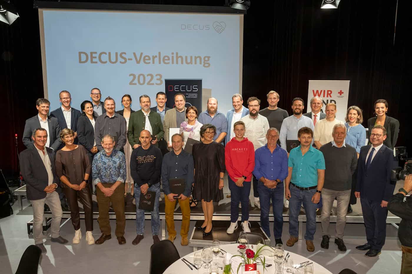 Die 27 nominierten Personen für den Decus 2023 strahlten gemeinsam mit Jury, Sponsoren und Ehrengästen, Foto: © ORF