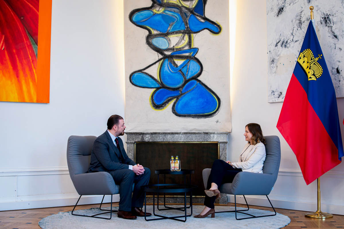 Regierungsrat Emanuel Schädler und Bundesministerin Claudia Plakolm im Gespräch. (Quelle: Bundeskanzleramt)