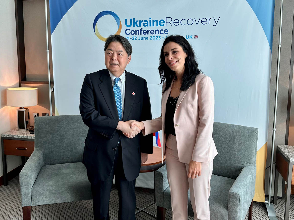 Erstes Arbeitstreffen auf Aussenministerebene zwischen Liechtenstein und Japan in der Geschichte: Aussenminister Yoshimasa Hayashi und Regierungsrätin Dominique Hasler. 