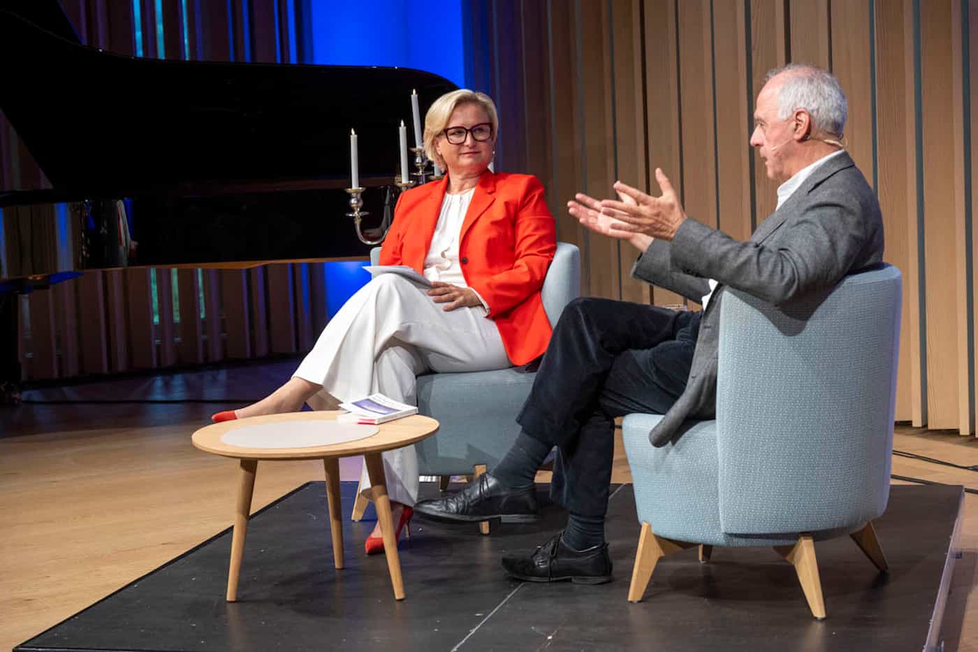 Moderatorin Alexa Ritter und Philosoph Wilhelm Schmid © exclusiv