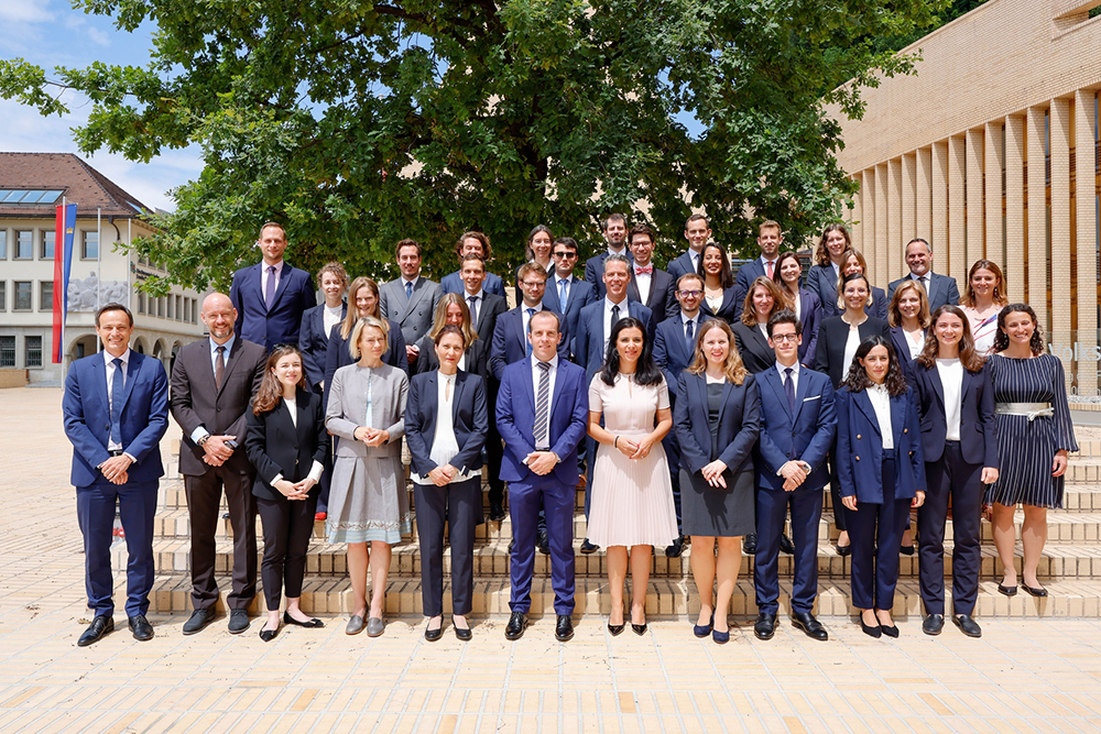 Regierungsrätin Dominique Hasler und Martin Frick, Leiter Amt für Auswärtige Angelegenheiten beim Treffen mit den Stagiaires des schweizerischen diplomatischen und konsularischen Dienstes