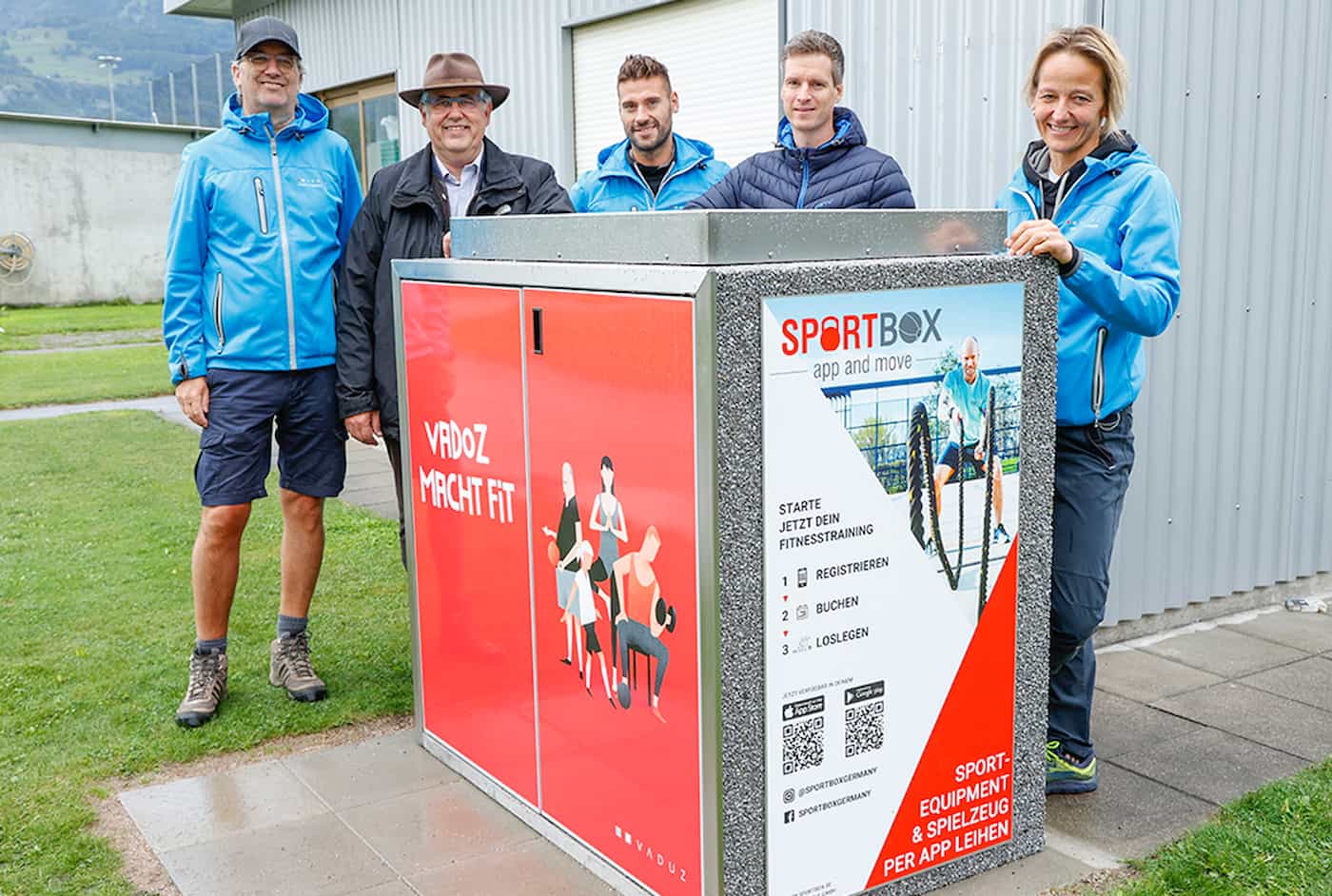 Eröffnung der Sportbox beim Street Workout Park in Vaduz Roland Ospelt (Gemeindesekretär Vaduz), Manfred Bischof (Bürgermeister) , Gabriel Meier (Mitglied Sportkommission Vaduz), Jürgen Tömördy (Leiter Stabsstelle für Sport) und Petra Miescher (Vorsitzende Sportkommission Vaduz)