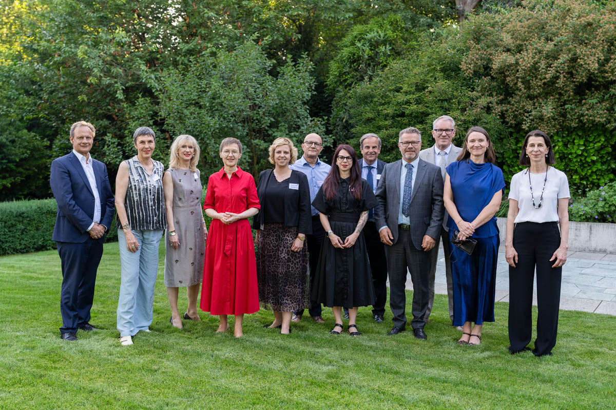 Regierungschefin Brigitte Haas, Regierungsrat Daniel Oehry und Botschafterin Doris Frick mit Vertreterinnen und Vertreter des schweizerischen Nationalrats. (Quelle: IKR/Yannick Zurflüh)
