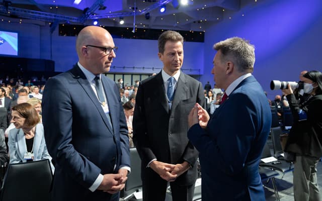 Regierungschef Daniel Risch im Gespräch mit S.D. Erbprinz Alois von und zu Liechtenstein und IKRK-Präsident Peter Maurer 