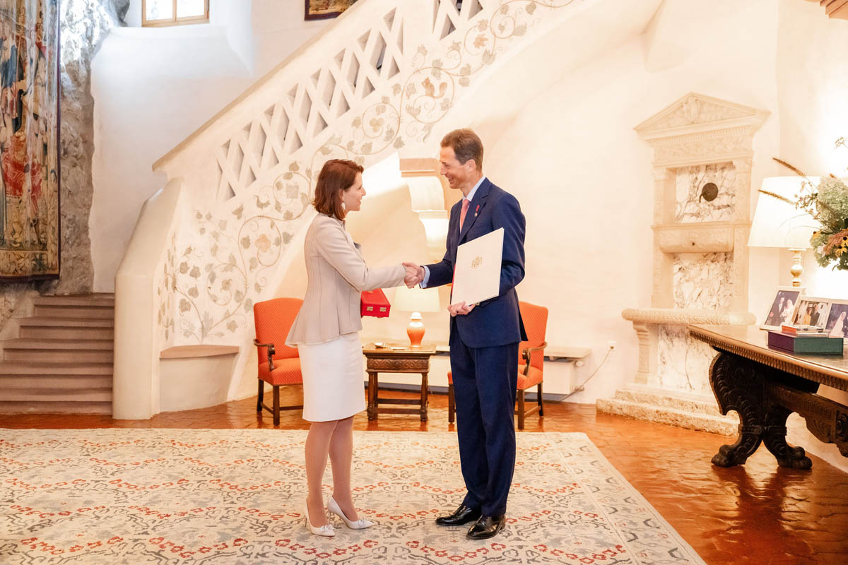 Bundesministerin Karoline Edstadler erhält von S.D. Erbprinz Alois von und zu Liechtenstein die offizielle Urkunde zur Ordensverleihung.